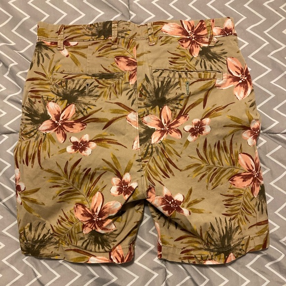 Men’s 28 Small Linden Flat Front Short 7 inch above knee floral print shorts - Picture 2 of 3